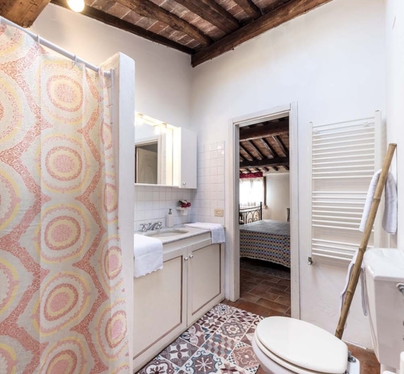bathroom1-holiday-house-terricciola-tuscany