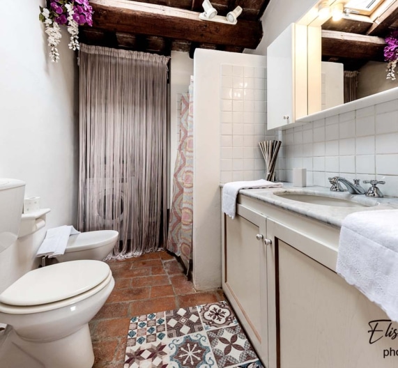 private-bathroom1-shower-holiday-house-terricciola-toscana (2)