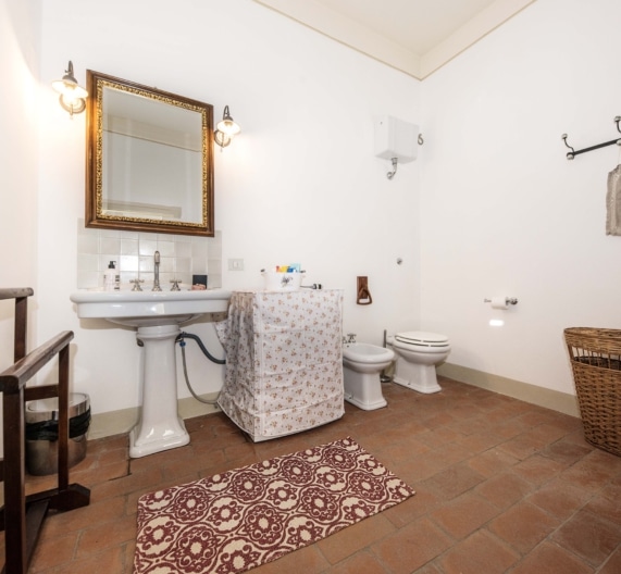 bathroom-first-floor-holiday-house-usigliano-lari-tuscany