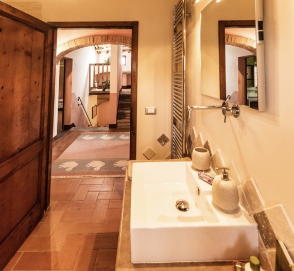 bathroom-second-floor-holiday-house-terricciola-tuscany