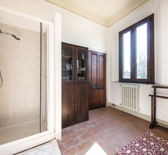 bathroom-shower-holiday-house-usigliano-lari-tuscany