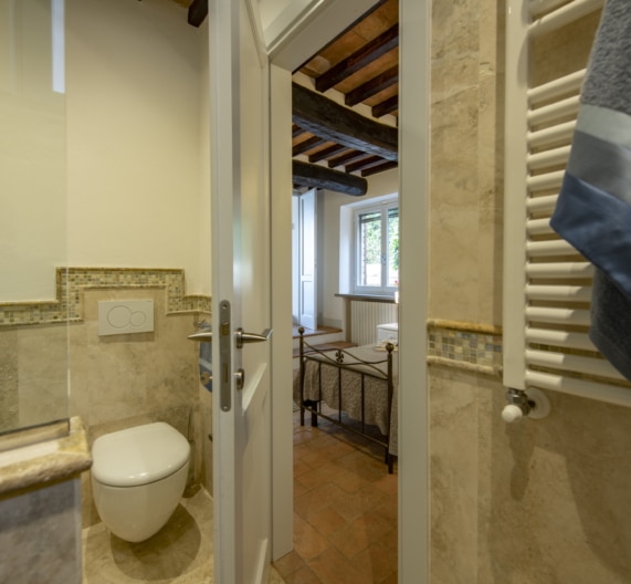 bathroom1-holidays-house-castelfalfi-tuscany