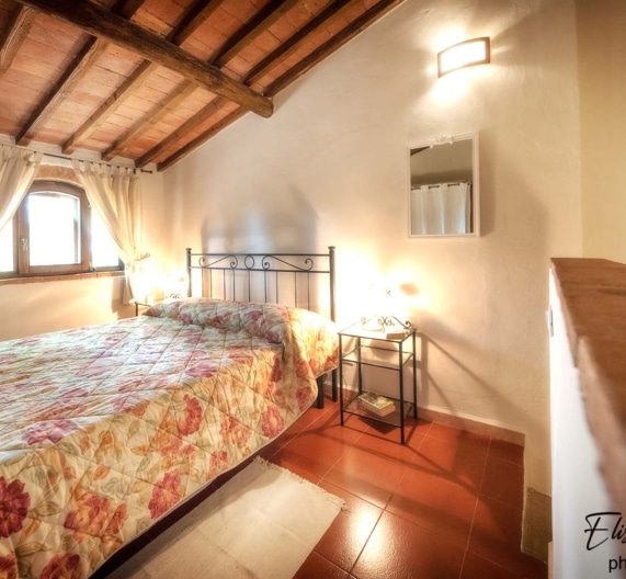 bedroom-bed-details-holiday-house-morrona-terricciola-tuscany