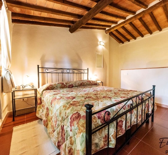 bedroom-bed-holiday-house-morrona-terricciola-toscana