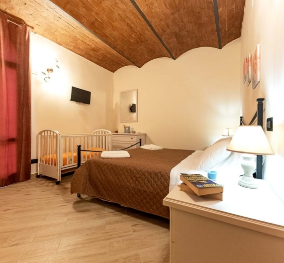 bedroom-bed-holiday-house-palaia-tuscany