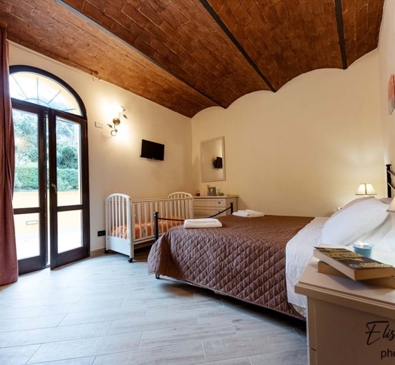 bedroom-door-outside-holiday-house-palaia-tuscany