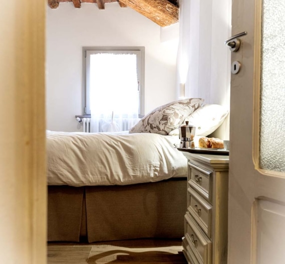 bedroom-entrance-romantic-room-holiday-house-palaia-tuscany