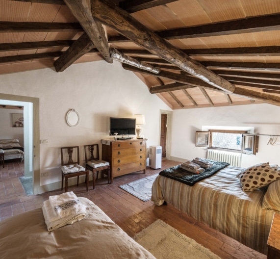 bedroom1-beds-holiday-house-usigliano-lari-tuscany