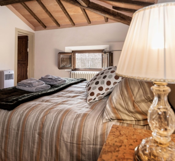 bedroom1-details-holiday-house-usigliano-lari-tuscany