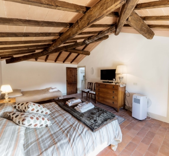 bedroom1-private-bathroom-holiday-house-usigliano-lari-tuscany