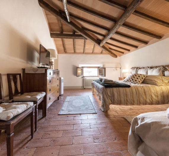 bedroom1-two-beds-holiday-house-usigliano-lari-tuscany