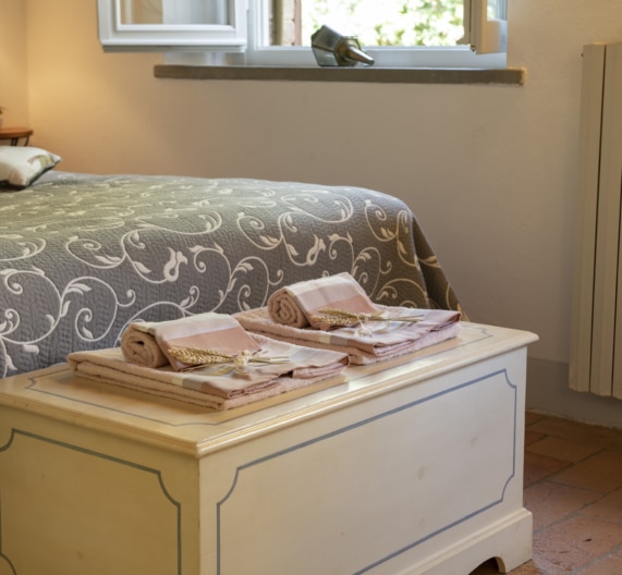 bedroom2-details-holidays-house-castelfalfi-toscana