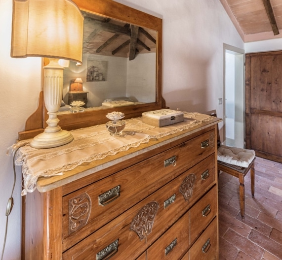 bedroom2-details-second-floor-holiday-house-usigliano-lari-tuscany