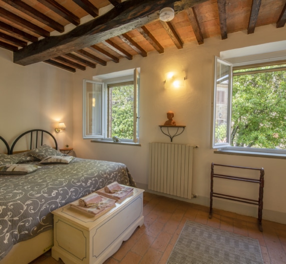 bedroom2-double-bed-holidays-house-castelfalfi-toscana