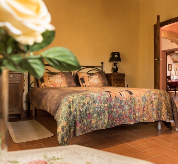 bedroom3-double-bed-romantic-room-holiday-house-terricciola-tuscany