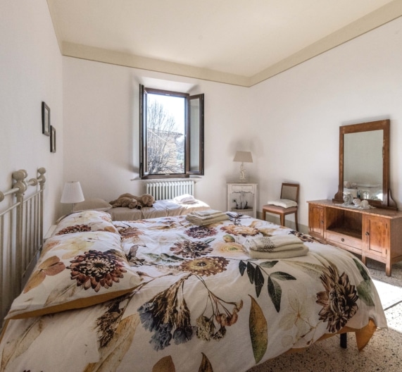 bedroom3-two-beds-holiday-house-usigliano-lari-tuscany