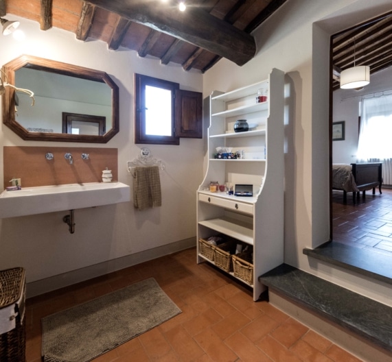 bedroom5-private-bathroom-holiday-house-terricciola-tuscany