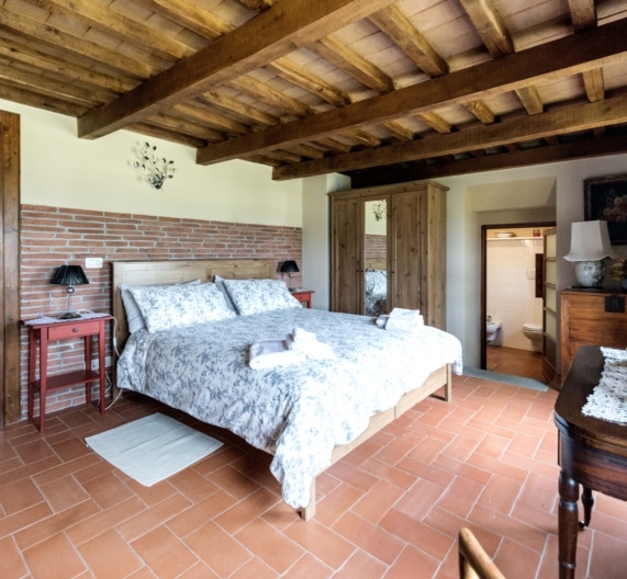 bedroom6-double-bed-private-bathroom-holiday-house-terricciola-tuscany