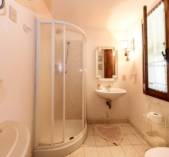 casa-gelsomino-bathroom-table-holiday-house-palaia-tuscany