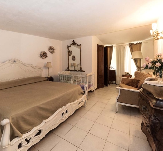 casa-gelsomino-bedroom-table-holiday-house-palaia-tuscany