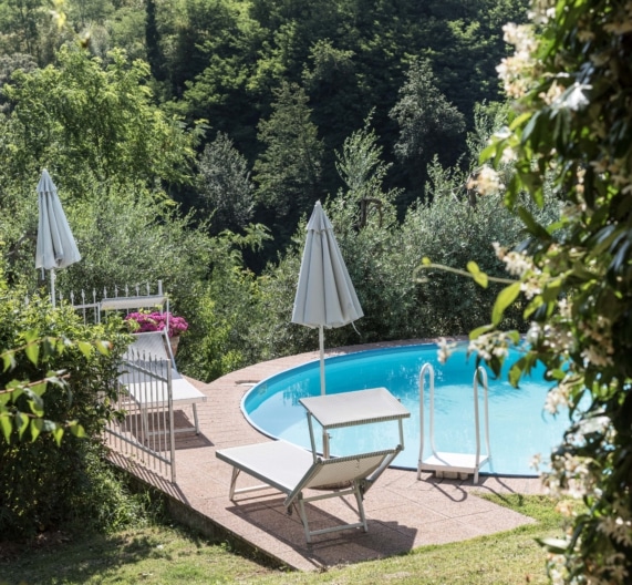 casa-gelsomino-garden-pool-chairs-relax-flowers-holiday-house-palaia-tuscany