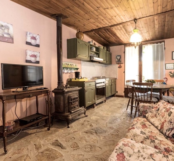 casa-gelsomino-kitchen-sofa-tv-holiday-house-palaia-tuscany