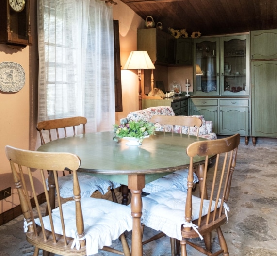 casa-gelsomino-kitchen-table-holiday-house-palaia-tuscany