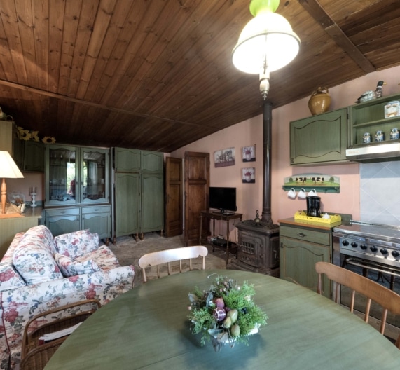 casa-gelsomino-ktichen-livingroom-holiday-house-palaia-tuscany