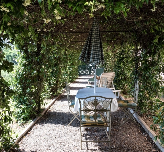 casa-gelsomino-private-space-entrance-chairs-relax-holiday-house-palaia-tuscany