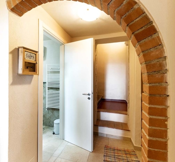 entrance-bathroom-bedroom-holiday-house-morrona-terricciola-tuscany