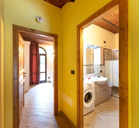 entrance-bathroom-bedroom-holiday-house-palaia-tuscany