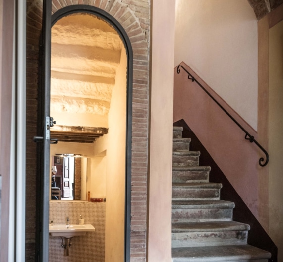 entrance-bathroom-ground-floor-holiday-house-terricciola-tuscany