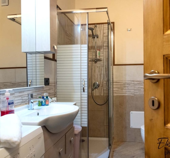 entrance-bathroom-shower-holiday-house-palaia-tuscany