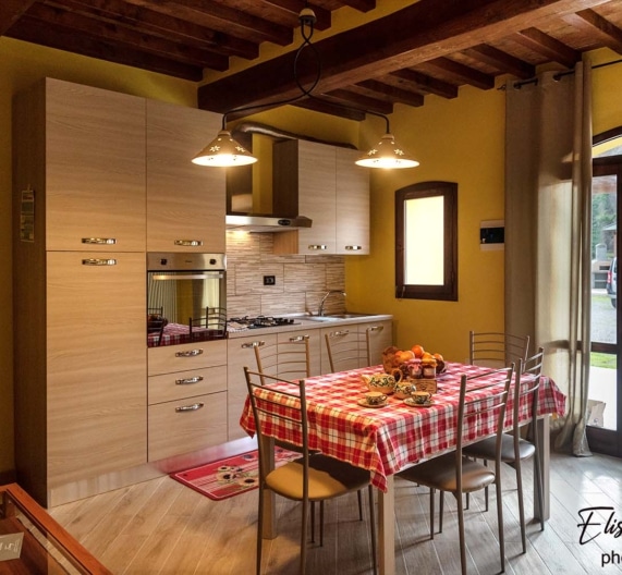 entrance-kitchen-table-holiday-house-palaia-tuscany
