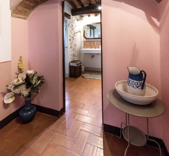 entrance-private-bathroom-first-floor-holiday-house-terricciola-tuscany