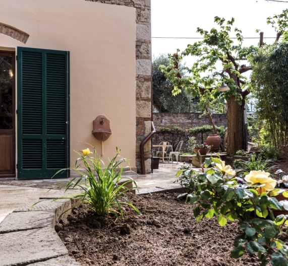 garden-entrance-holiday-house-usigliano-lari-tuscany