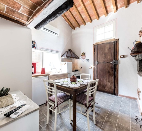 kitchen-chimney-holiday-house-terricciola-tuscany