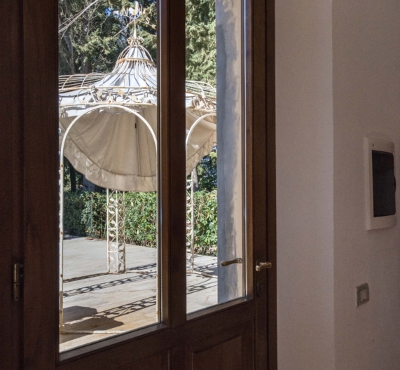 kitchen-door-holiday-house-usigliano-lari-tuscany