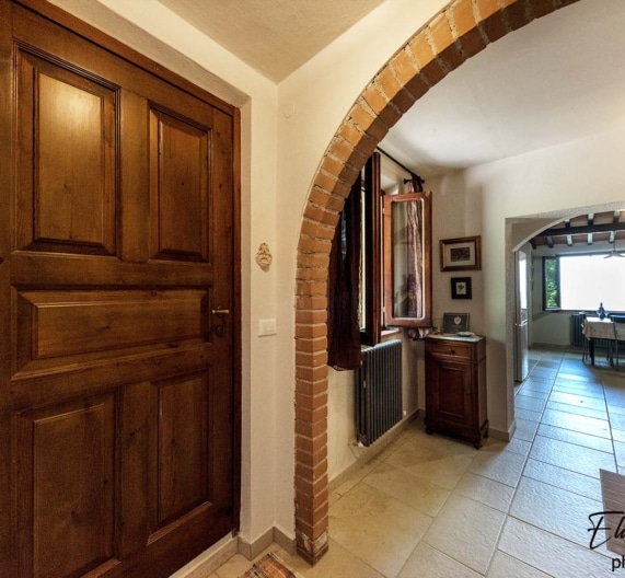 kitchen-main-door-holiday-house-morrona-terricciola-tuscany