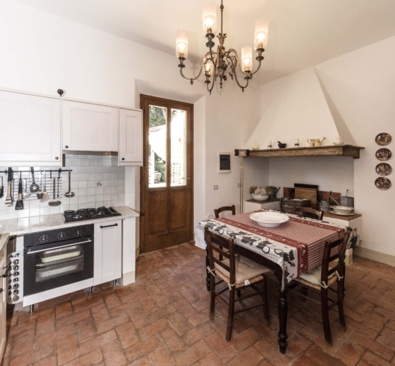 kitchen-table-holiday-house-usigliano-lari-tuscany