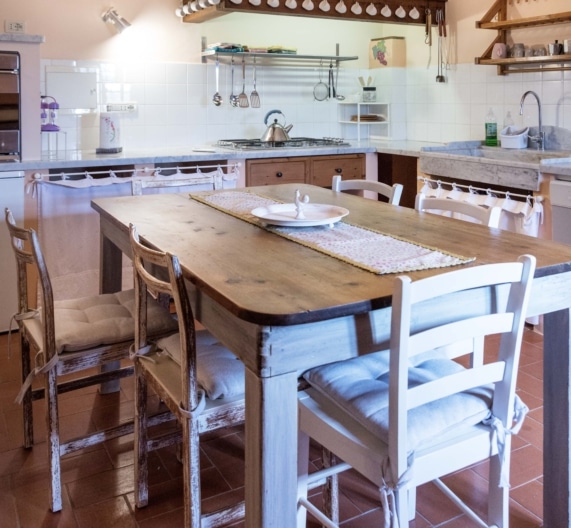 kitchen2-table-holiday-house-terricciola-tuscany