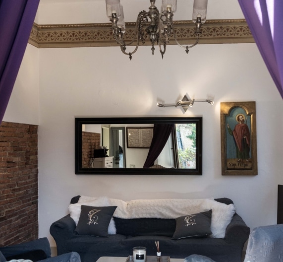 living-room-sofa-style-holiday-house-usigliano-lari-tuscany