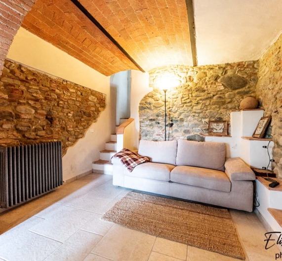 livingroom-bedsofa-holiday-house-morrona-terricciola-tuscany