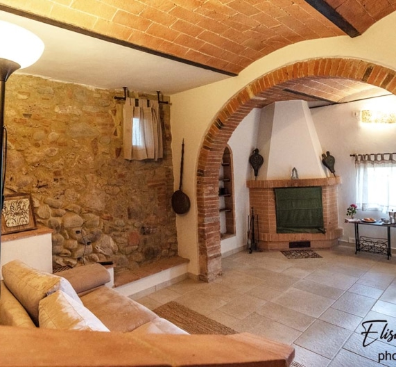 livingroom-chimney-holiday-house-morrona-terricciola-tuscany