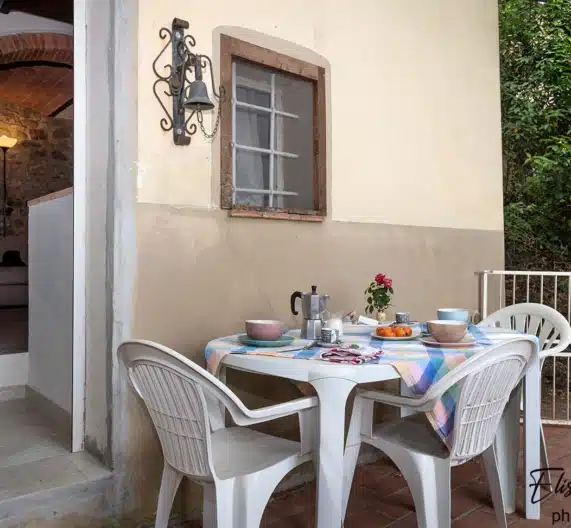 livingroom-entrance-garden-holiday-house-morrona-terricciola-tuscany