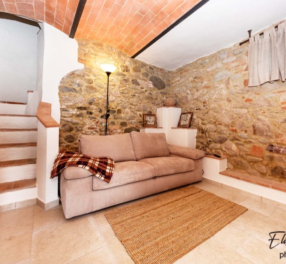 livingroom-stairs-holiday-house-morrona-terricciola-tuscany