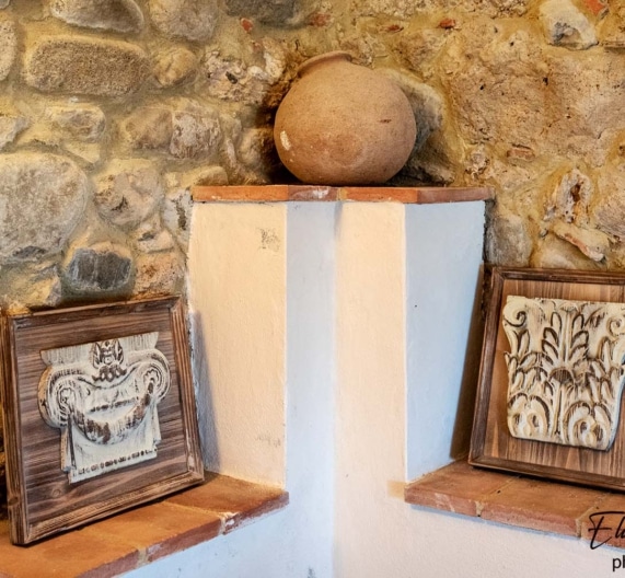 livingroom-stones-details-holiday-house-morrona-terricciola-tuscany