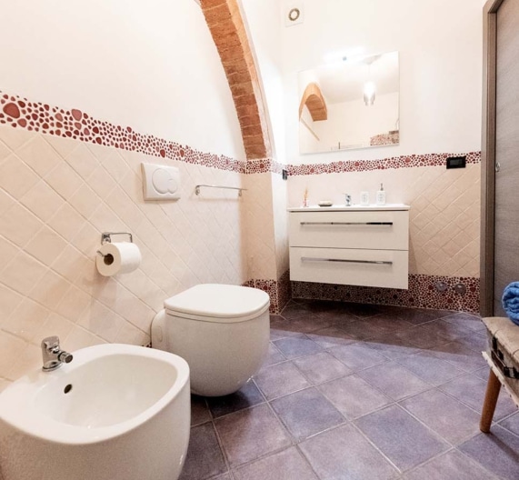 modern-bathroom-holidays-toscana