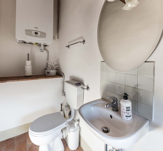 private-bathroom-holiday-house-lari-tuscany