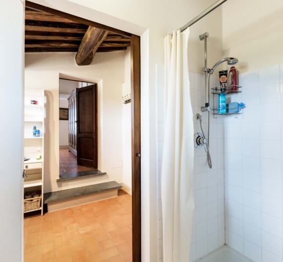 private-bathroom-room5-holiday-house-terricciola-tuscany